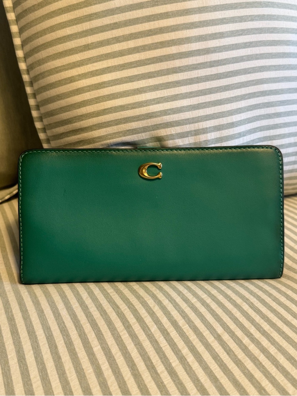 NWT Coach Green Smooth Leather Skinny Wallet with Gold 'C' Emblem